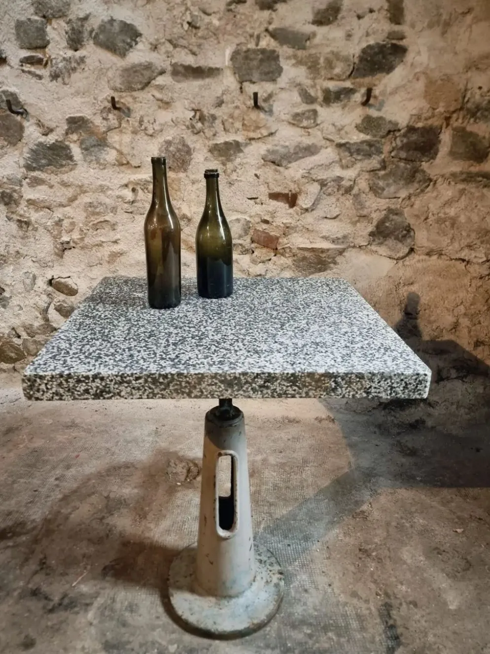 Table de bistrot de jardin industrielle avec plateau en terrazzo, France, milieu du XXe siècle