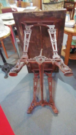Table de bistrot dessus bois pieds fonte