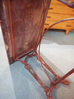 Table de bistrot dessus bois pieds fonte