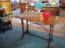 Table de bistrot dessus bois pieds fonte