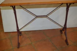 Table de bistrot en chêne et fonte