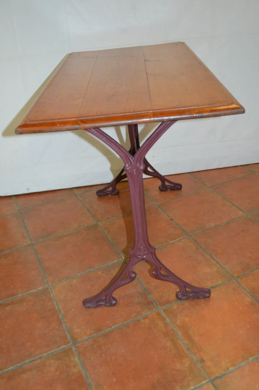 Table de bistrot en chêne et fonte