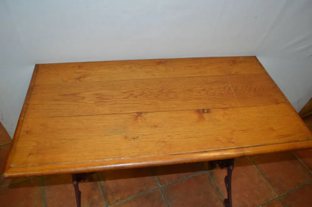 Table de bistrot en chêne et fonte