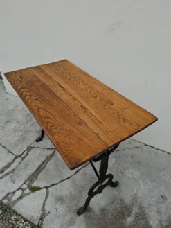 Table de bistrot en chêne massif et piètement en fonte signé