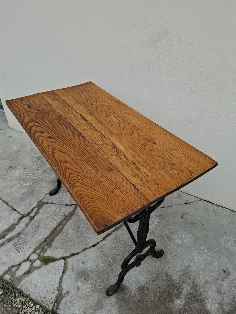 Table de bistrot en chêne massif et piètement en fonte signé