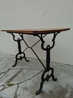 Table de bistrot en chêne massif et piètement en fonte signé