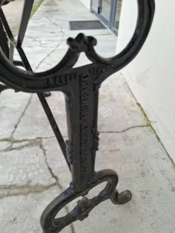 Table de bistrot en chêne massif et piètement en fonte signé
