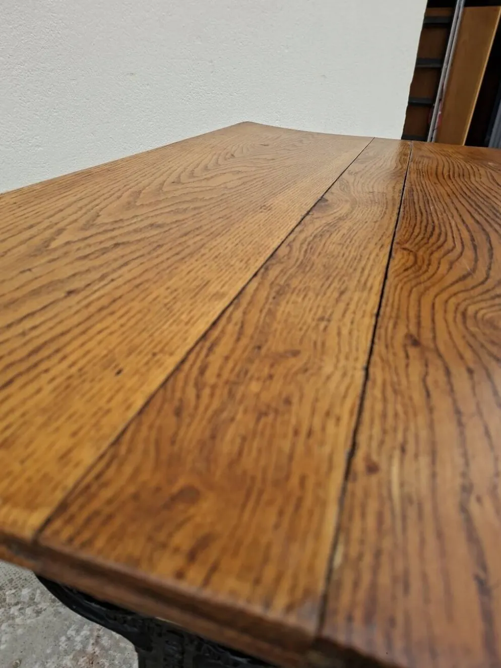 Table de bistrot en chêne massif et piètement en fonte signé