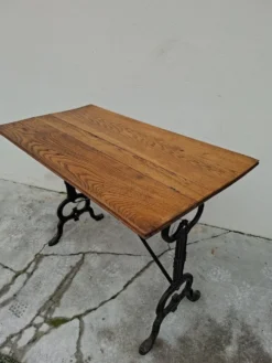 Table de bistrot en chêne massif et piètement en fonte signé