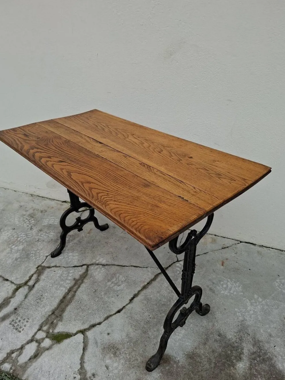 Table de bistrot en chêne massif et piètement en fonte signé
