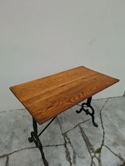 Table de bistrot en chêne massif et piètement en fonte signé