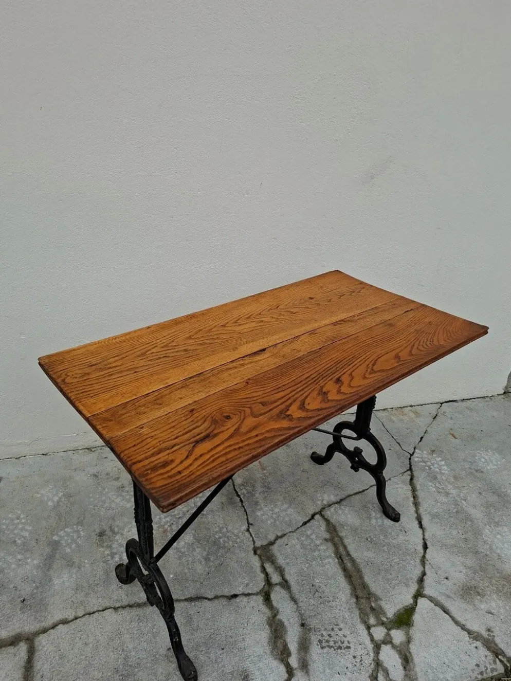 Table de bistrot en chêne massif et piètement en fonte signé