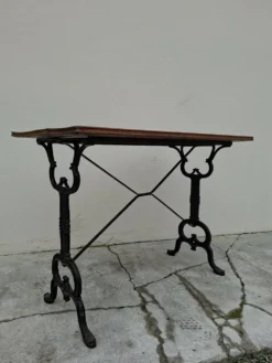 Table de bistrot en chêne massif et piètement en fonte signé