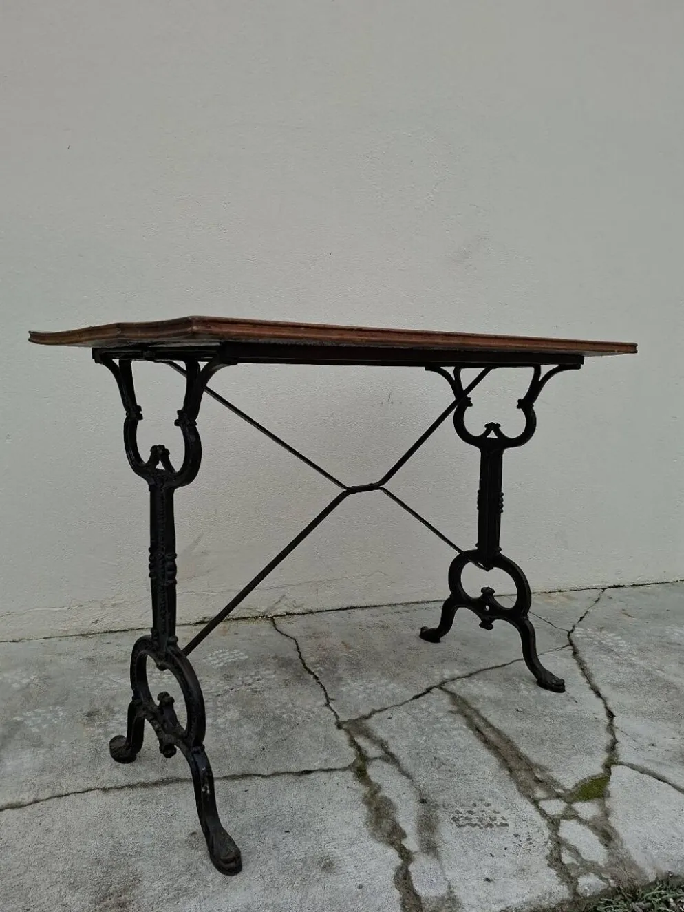 Table de bistrot en chêne massif et piètement en fonte signé