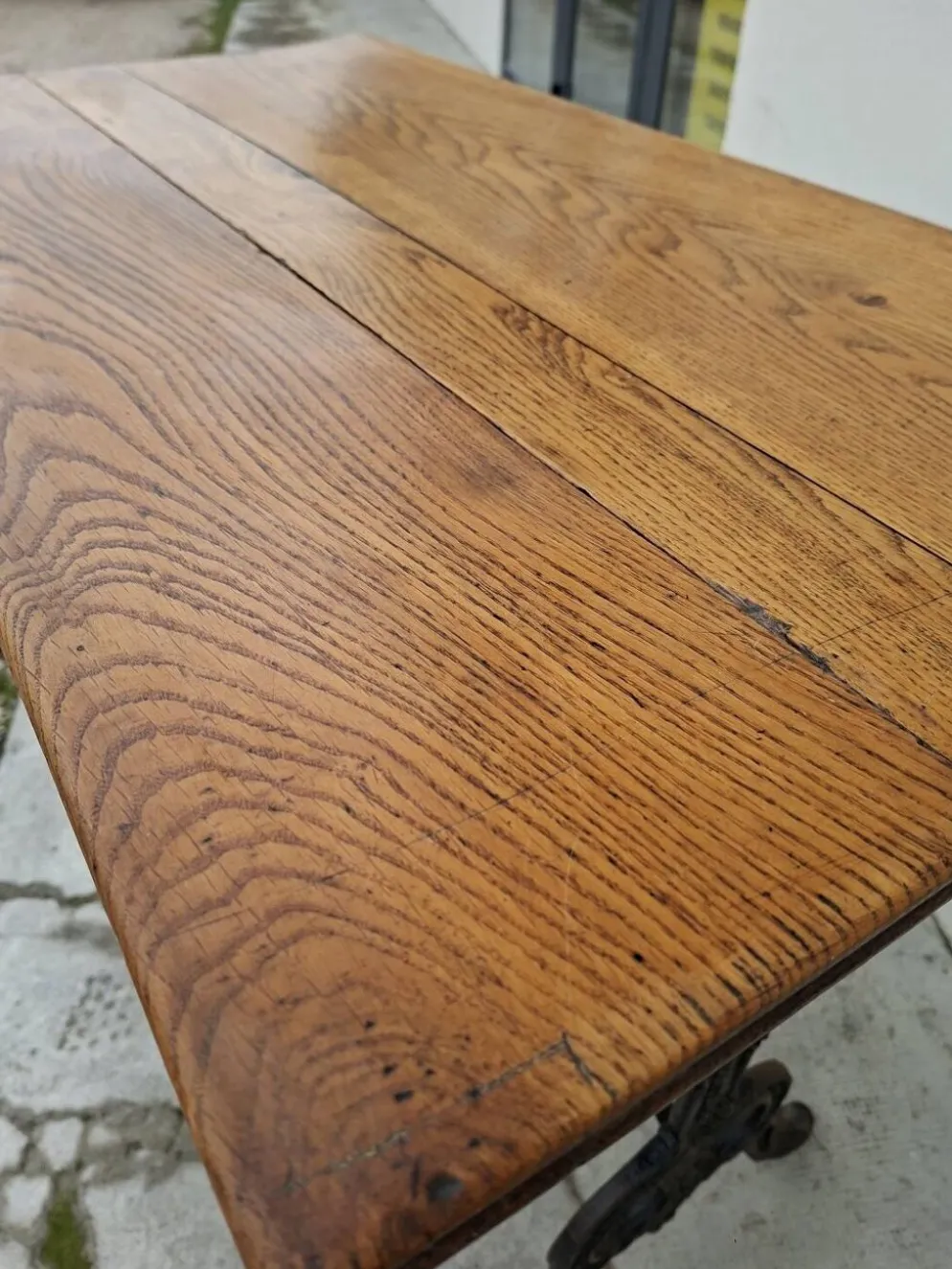 Table de bistrot en chêne massif et piètement en fonte signé