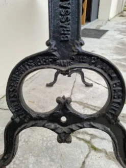Table de bistrot en chêne massif et piètement en fonte signé