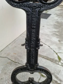 Table de bistrot en chêne massif et piètement en fonte signé