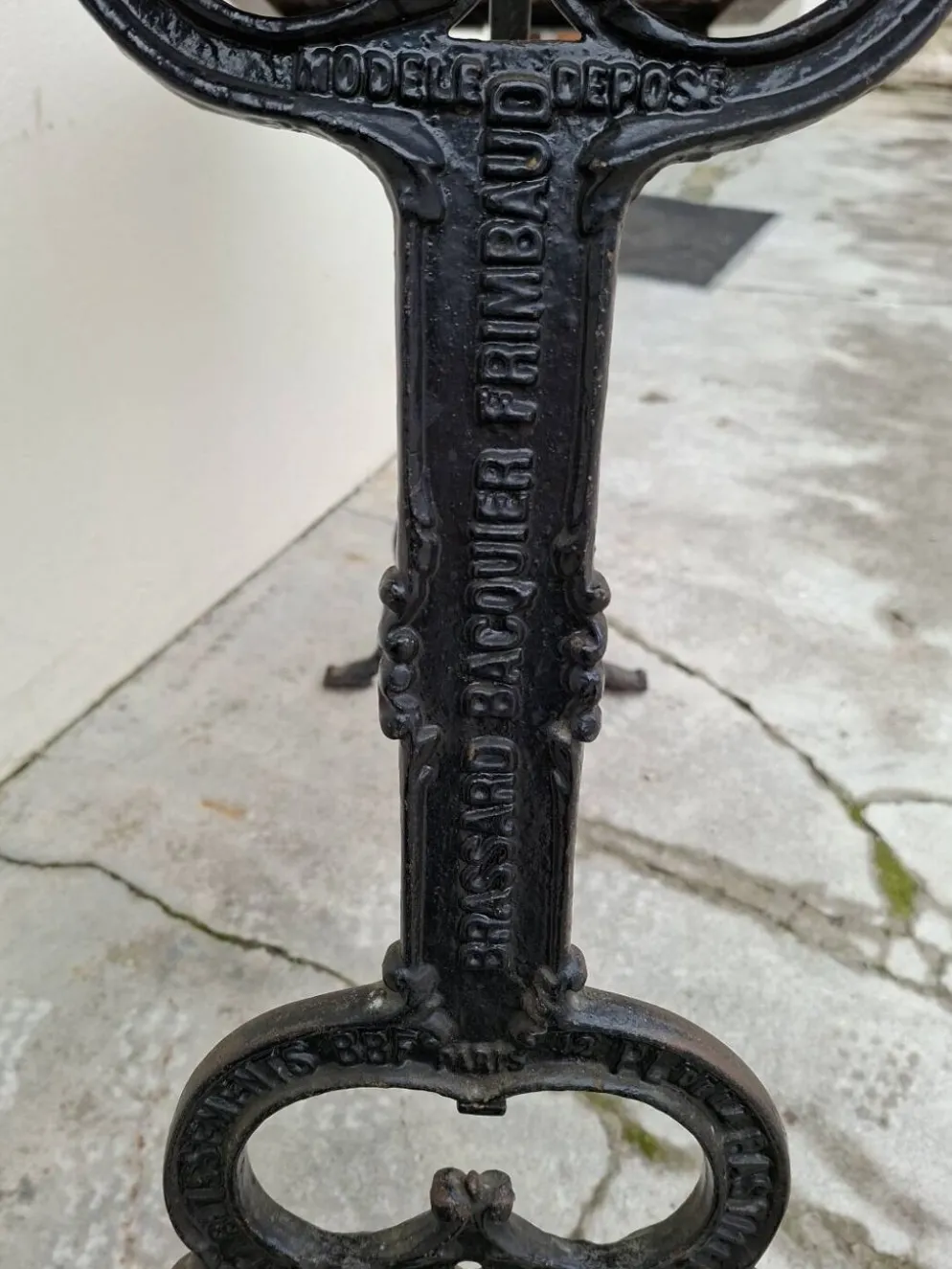 Table de bistrot en chêne massif et piètement en fonte signé