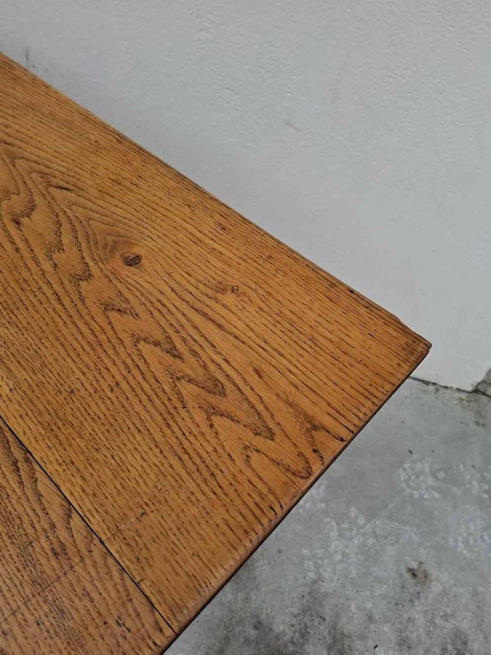 Table de bistrot en chêne massif et piètement en fonte signé