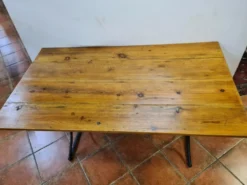 Table de bistrot en fer forgé et plateau en sapin