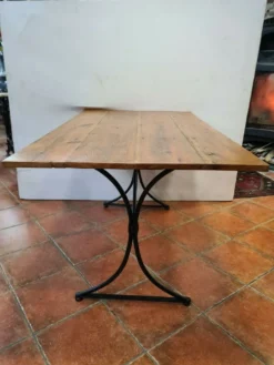 Table de bistrot en fer forgé et plateau en sapin
