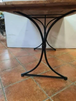 Table de bistrot en fer forgé et plateau en sapin