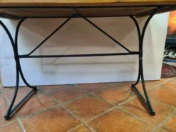 Table de bistrot en fer forgé et plateau en sapin