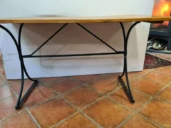 Table de bistrot en fer forgé et plateau en sapin