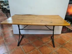 Table de bistrot en fer forgé et plateau en sapin