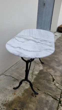 Table de bistrot en fonte et plateau en marbre ovale ancienne