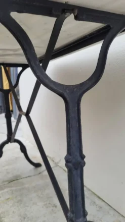 Table de bistrot en fonte et plateau en marbre ovale ancienne