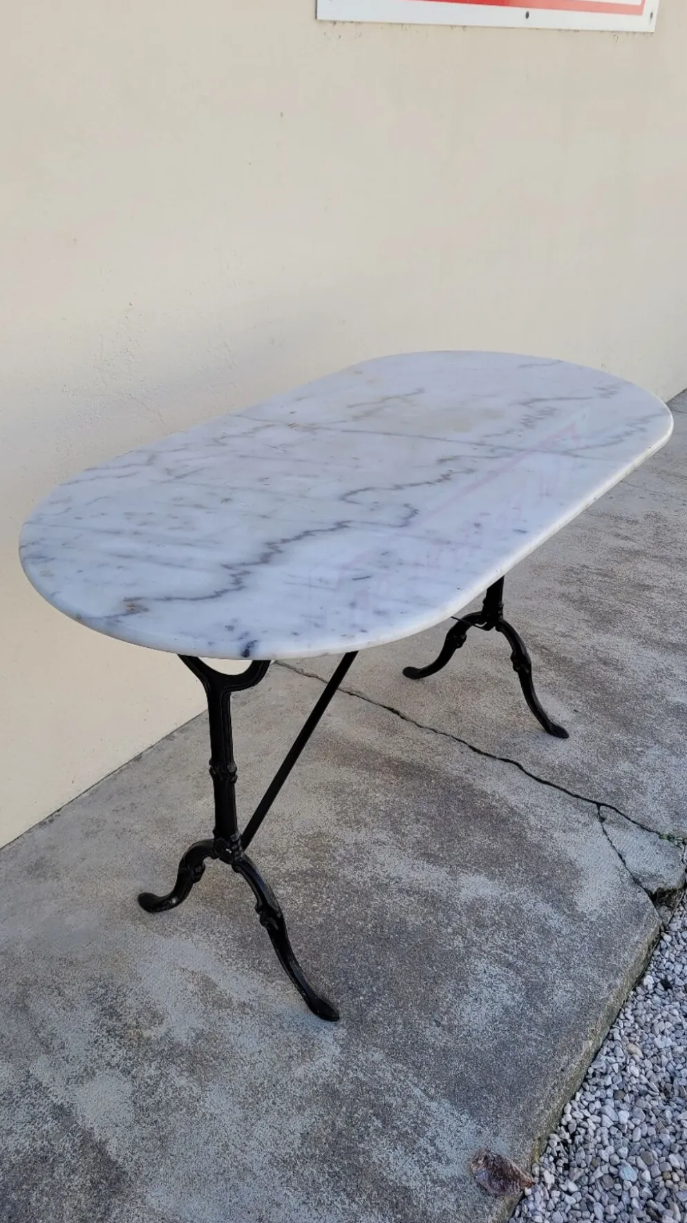 Table de bistrot en fonte et plateau en marbre ovale ancienne