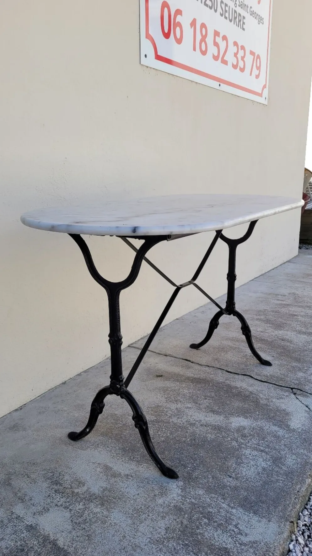 Table de bistrot en fonte et plateau en marbre ovale ancienne