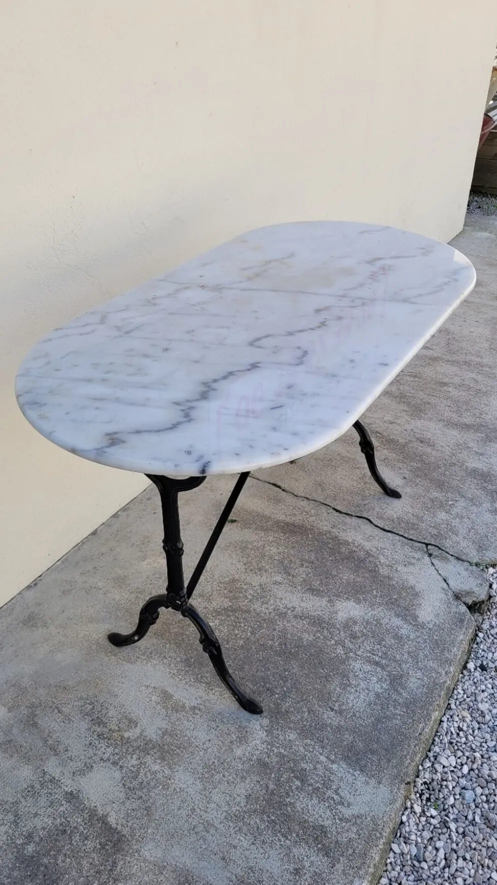 Table de bistrot en fonte et plateau en marbre ovale ancienne