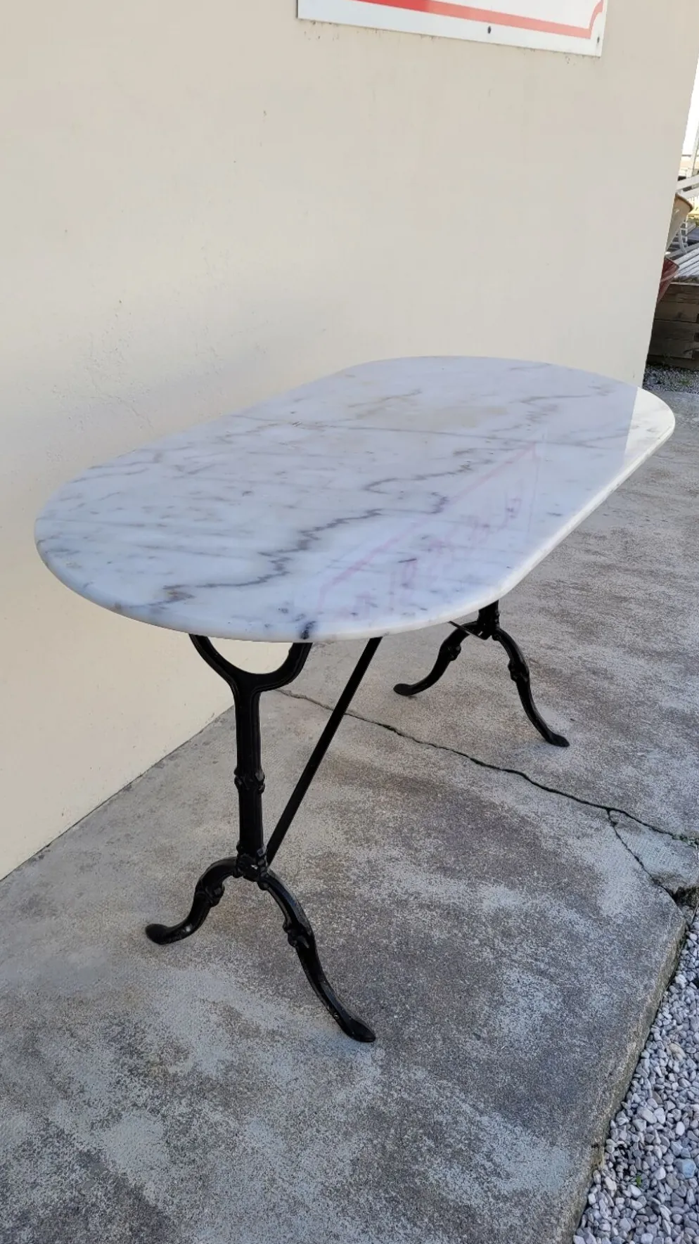 Table de bistrot en fonte et plateau en marbre ovale ancienne