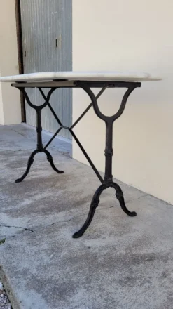 Table de bistrot en fonte et plateau en marbre ovale ancienne
