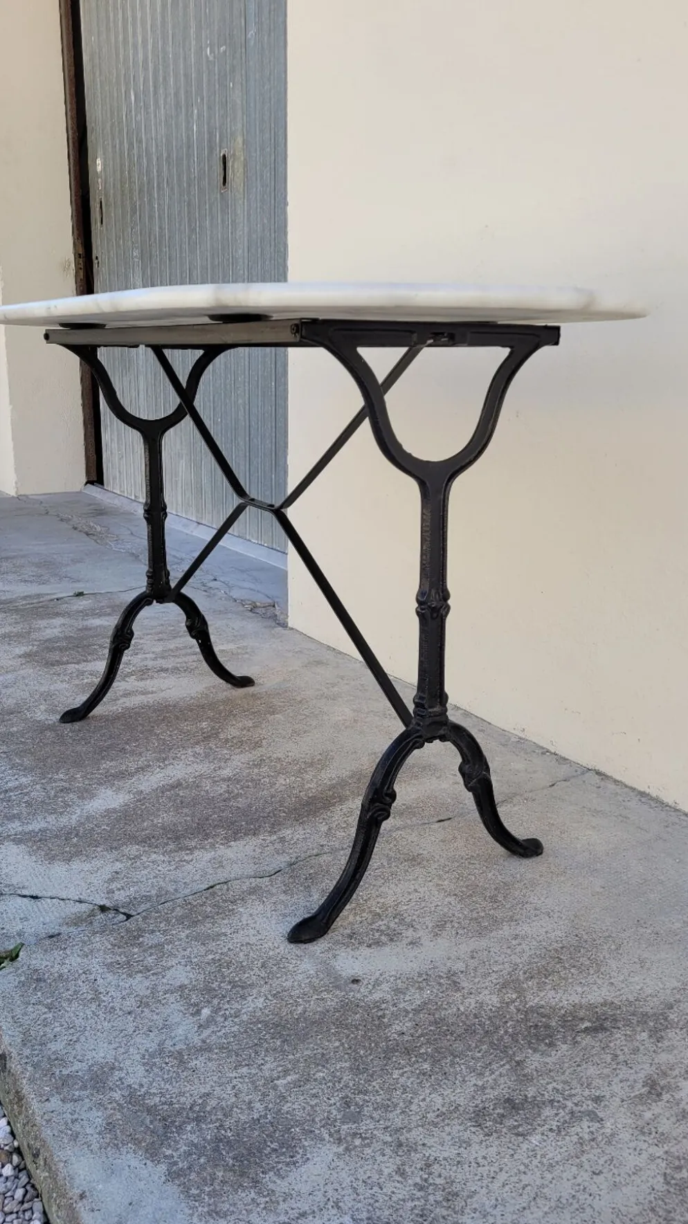 Table de bistrot en fonte et plateau en marbre ovale ancienne