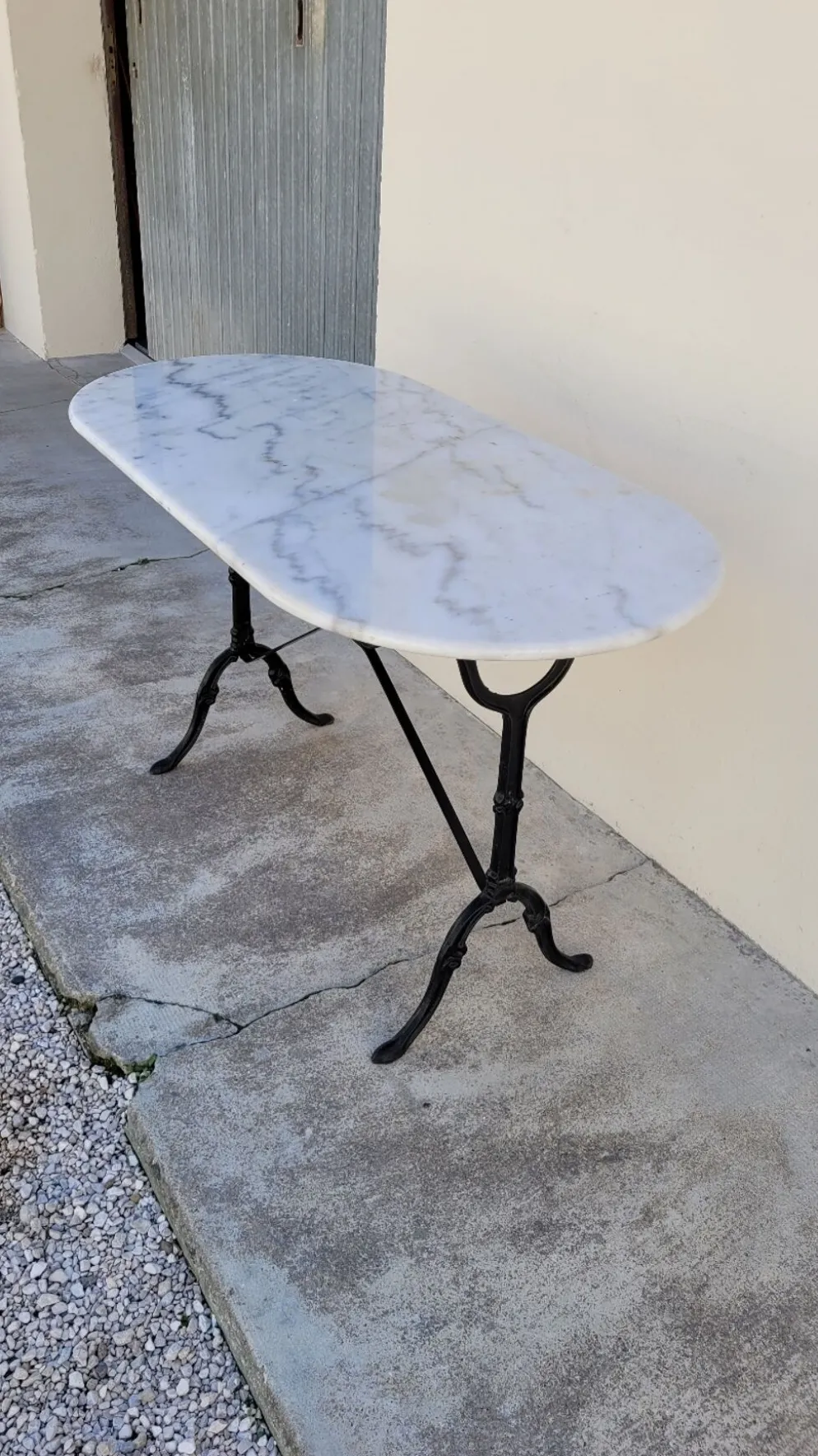 Table de bistrot en fonte et plateau en marbre ovale ancienne