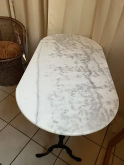 Table de bistrot en marbre