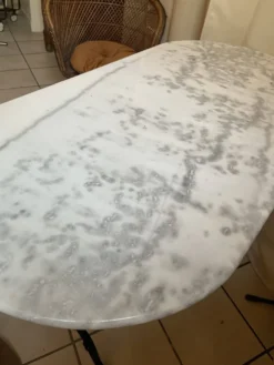 Table de bistrot en marbre