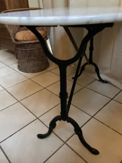 Table de bistrot en marbre