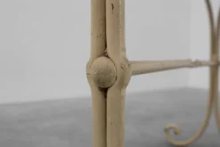 Table de bistrot française du XXe siècle avec base en fonte et plateau en chêne