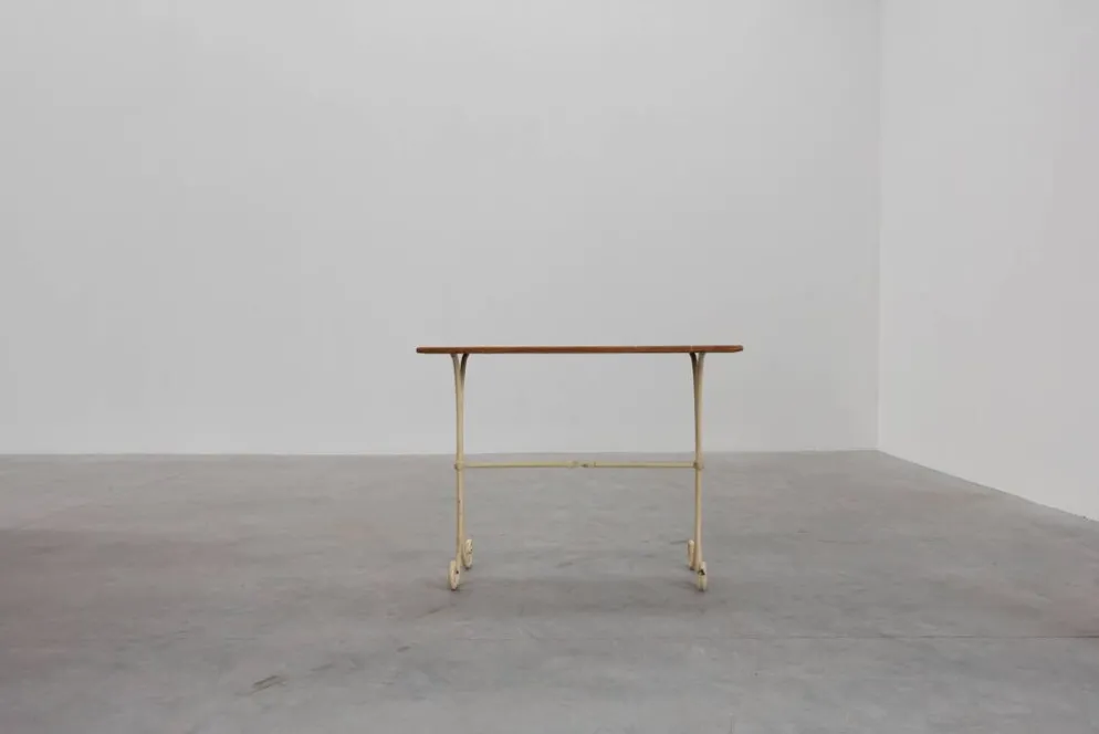 Table de bistrot française du XXe siècle avec base en fonte et plateau en chêne