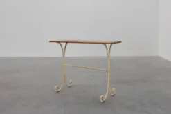 Table de bistrot française du XXe siècle avec base en fonte et plateau en chêne