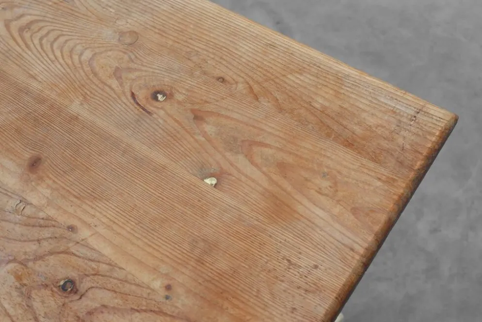 Table de bistrot française du XXe siècle avec base en fonte et plateau en chêne