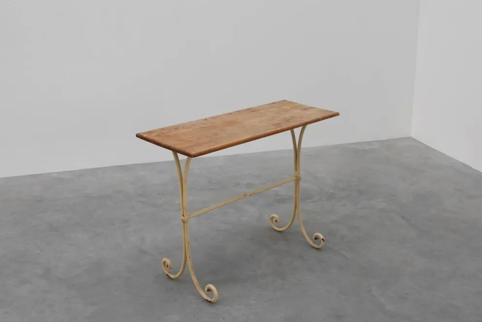 Table de bistrot française du XXe siècle avec base en fonte et plateau en chêne