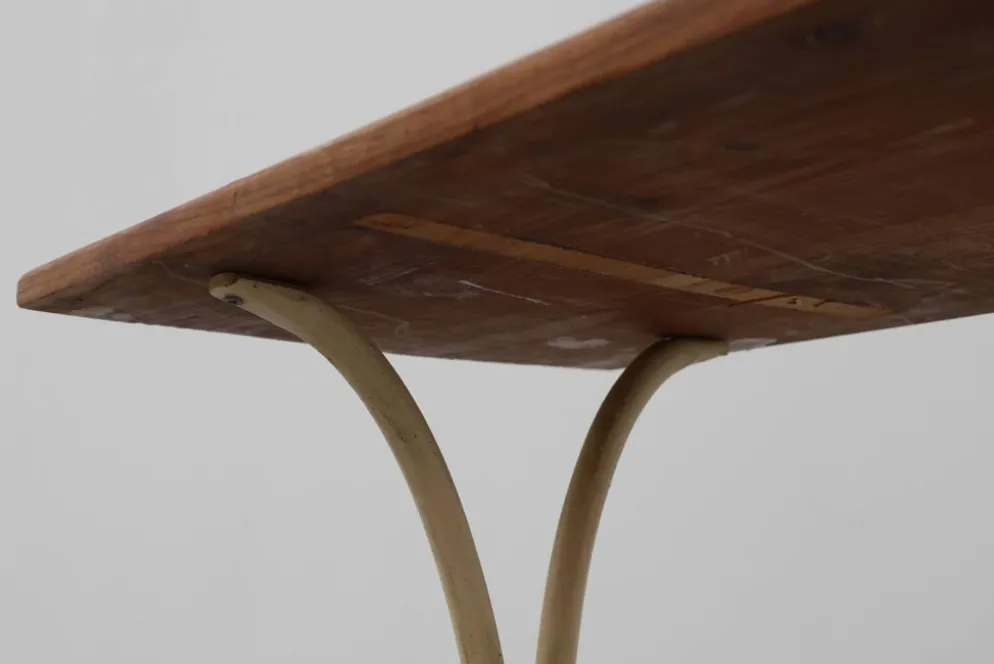 Table de bistrot française du XXe siècle avec base en fonte et plateau en chêne