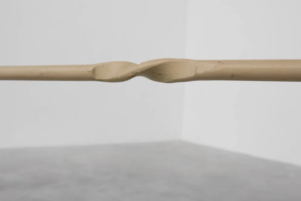 Table de bistrot française du XXe siècle avec base en fonte et plateau en chêne