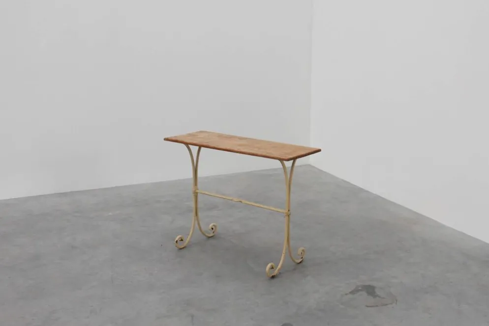 Table de bistrot française du XXe siècle avec base en fonte et plateau en chêne