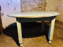 Table de bistrot ovale années 30 en joli pattine bleu légère